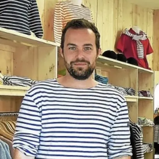 Adrien, votre hôte, dans sa boutique Horizon Marin