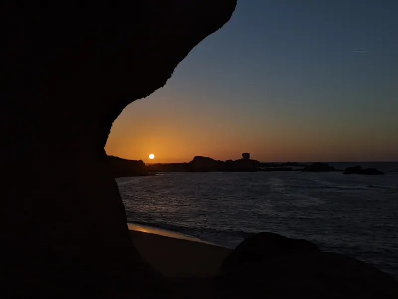 Coucher de soleil entre les rochers de granit rose