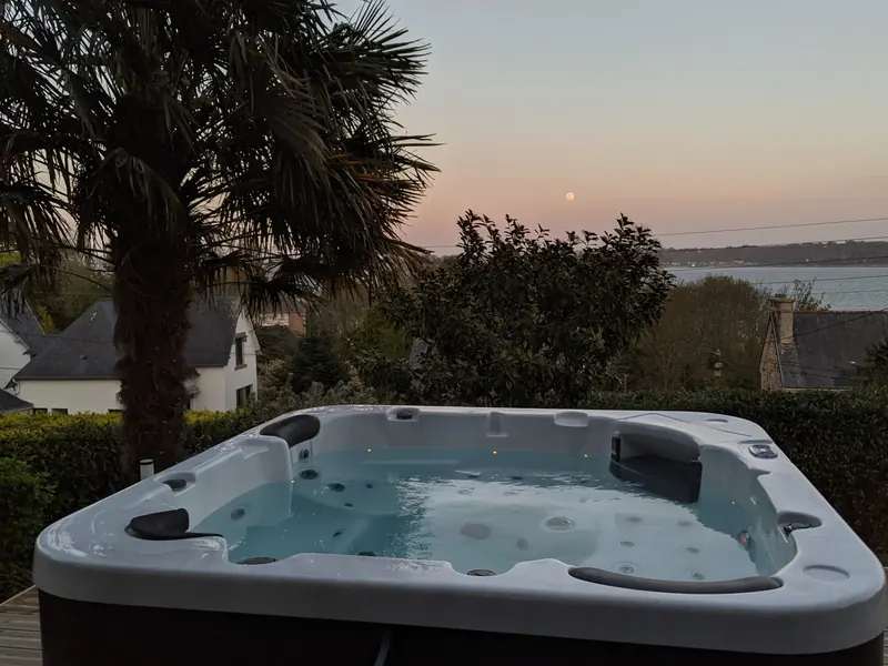 Le jacuzzi de l'Anse Bleue à la tombée du jour