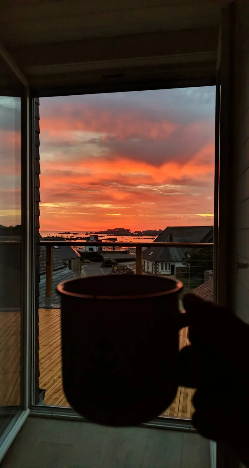 Le café du matin face au lever du soleil, à Trégastel