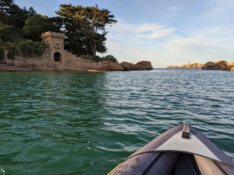Le château de Costaérès, vu depuis un kayak