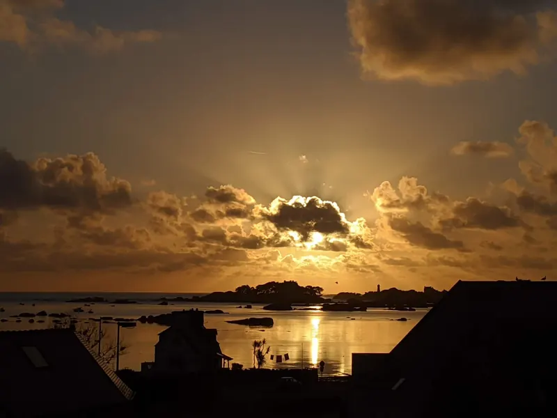 Lever de soleil sur la baie Sainte-Anne, depuis la terrasse de l'Anse Roz