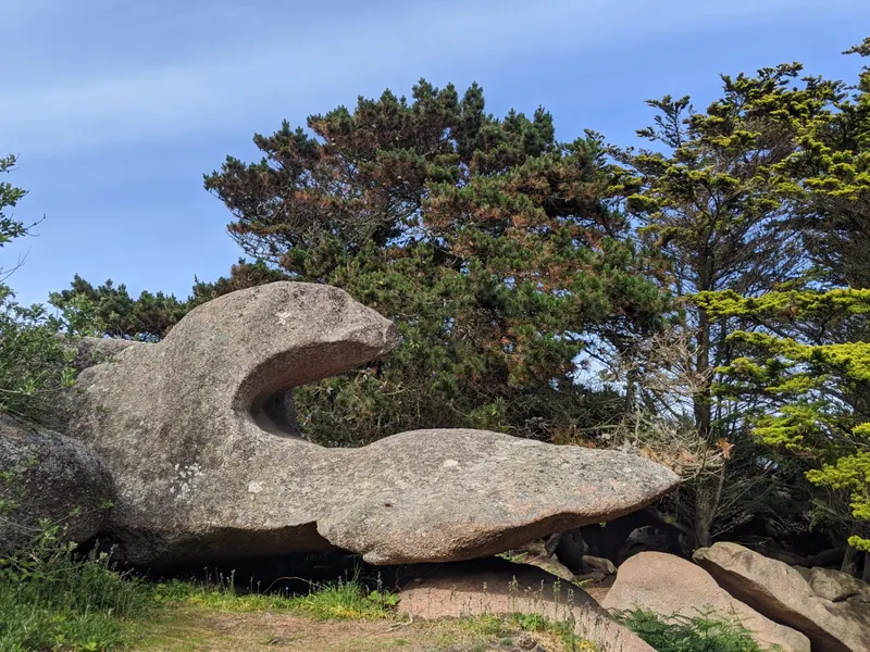 Un rocher sculpté par le vent, sur le sentier côtier