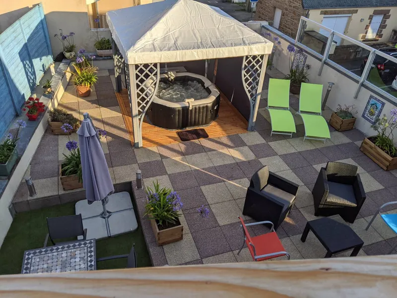 La grande terrasse et le jacuzzi de l'Anse Roz